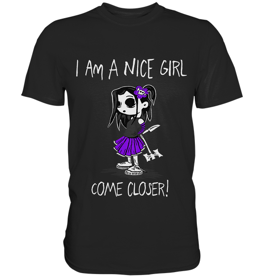 Schwarzes T-Shirt mit Gothic-Girl-Motiv und Spruch „I am a nice girl. Come closer!“ – frech, düster