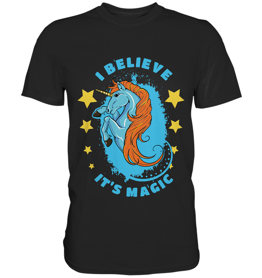 T-Shirt mit blauem, steigenden Einhorn und Spruch „I believe it’s magic“ – magisch und traumhaft schön.