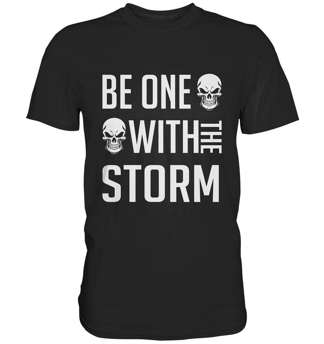 Schwarzes T-Shirt mit großem weißen Schriftzug „Be one with the storm“ und Skull-Design auf der Vorderseite