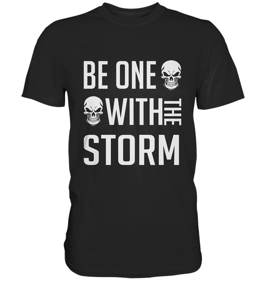 Schwarzes T-Shirt mit großem weißen Schriftzug „Be one with the storm“ und Skull-Design auf der Vorderseite