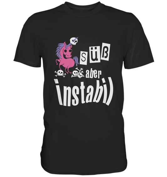 Schwarzes Shirt mit Gothic-Einhorn und Totenköpfen, Aufdruck „Süß aber instabil“, humorvoll und detailreich.