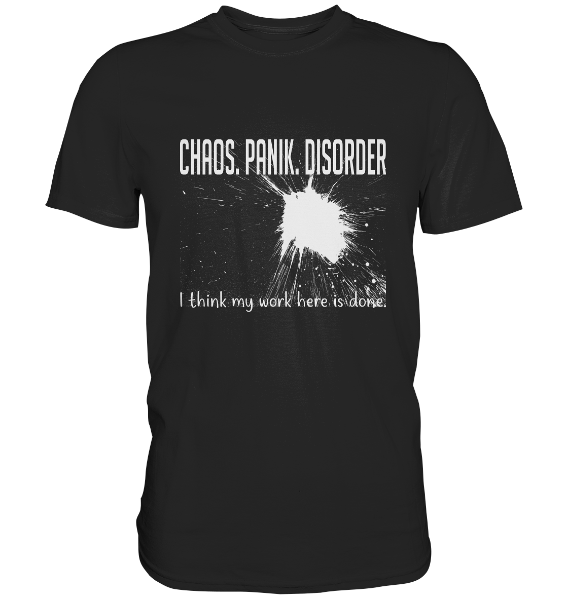 Schwarzes T-Shirt mit weißem Graffiti-Splash und dem Spruch „Chaos. Panik. Disorder. I think my work here is done.“ auf der Vorderseite