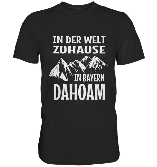 Schwarzes T-Shirt mit weißen Text: In der Welt zuhause. in Bayern dahoam.