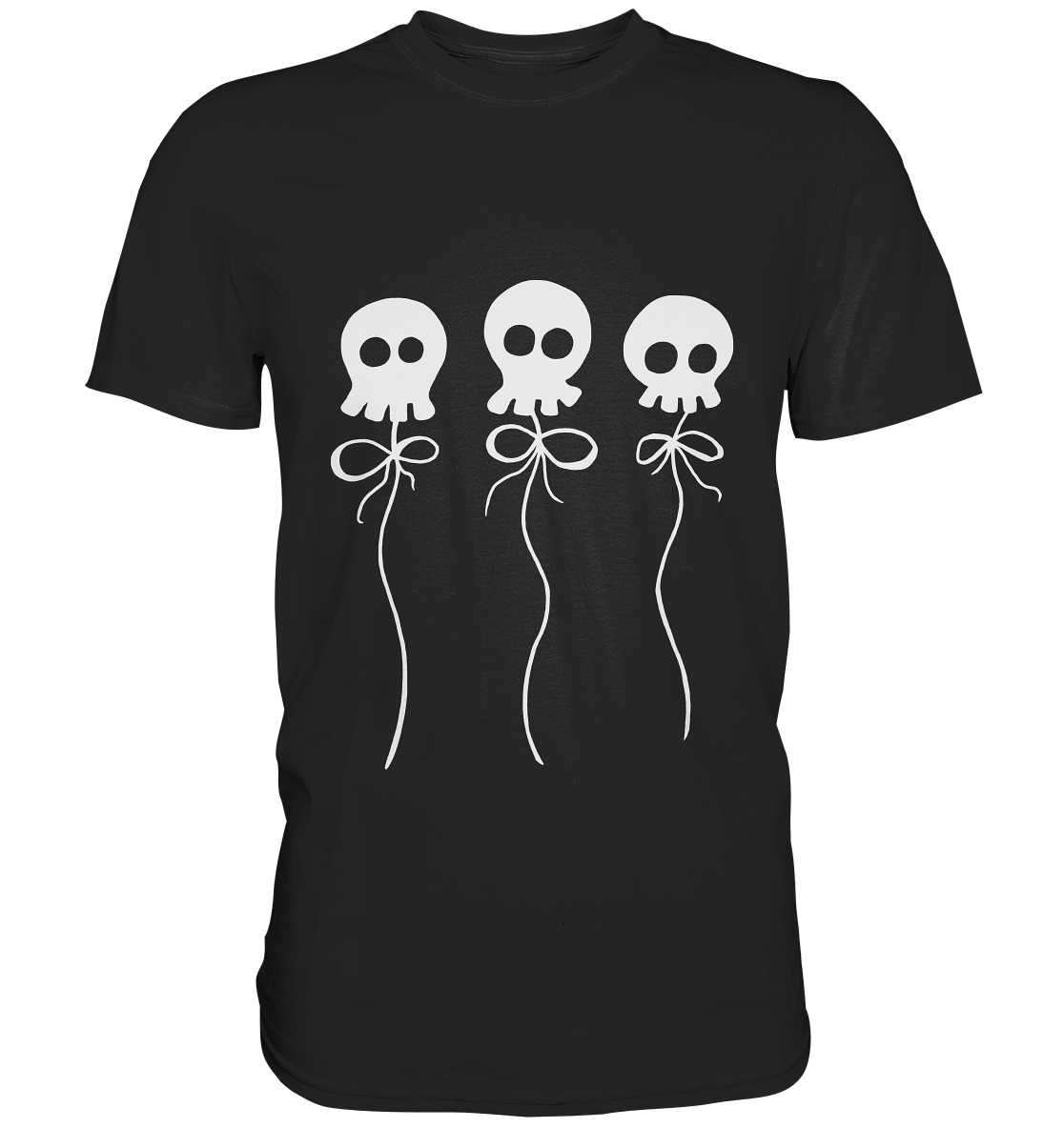 Schwarzes T-Shirt mit drei kleinen weißen Skulls, die an einer Schnur hängen wie Ballons