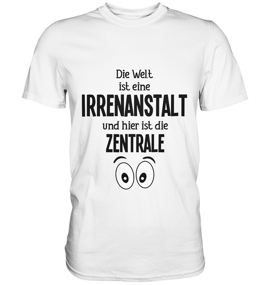 Weißes Shirt mit frechem Spruch „Die Welt ist eine Irrenanstalt und hier ist die Zentrale“, humorvolles Statement.

