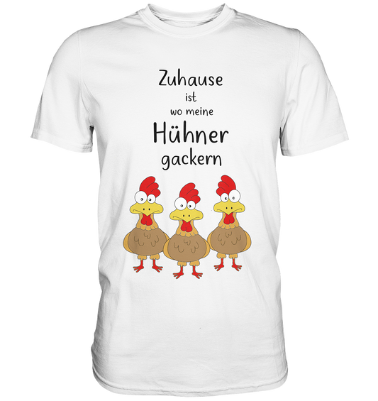 Weißes T-Shirt mit buntem Motiv von drei lustigen Hühnern und dem Spruch „Zuhause ist, wo meine Hühner gackern.“ auf der Vorderseite