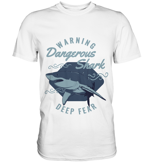 Weißes T-Shirt mit Hai-Motiv und Text „Warning. Dangerous Shark“, Surferstil mit weißem Hai.